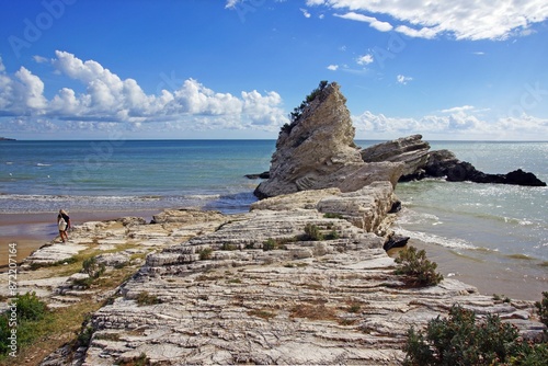 Scoglio roccioso sul mare di vieste gargano puglia italia