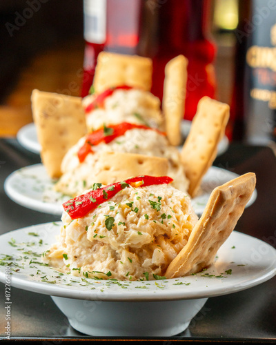 aperitivo típico español formado por ensaladilla rusa y gildas que son pequeños pinchos de comida