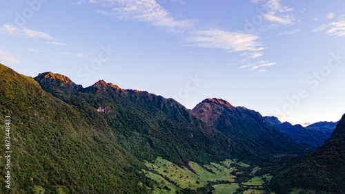 Fotografía del páramo de los Andres, Papallacta, Quito, Ecuador, Los Andres, montañas roca, hora mágica, atardecer