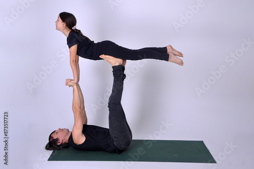 pai com filha pose alongamento acroyoga 