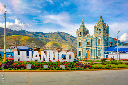 Catedral de Huanuco con letras volumetricas.