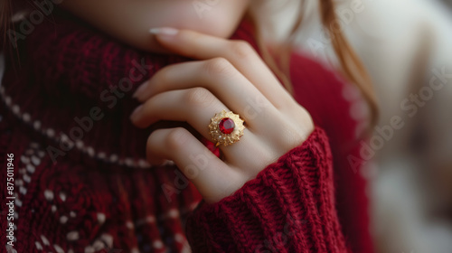 Anillo de rubí en la mano de una mujer