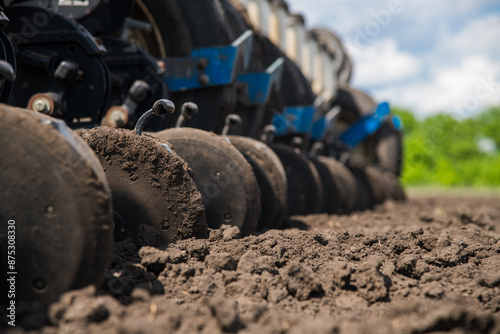 Row seed drill grain. Seed sowing device.