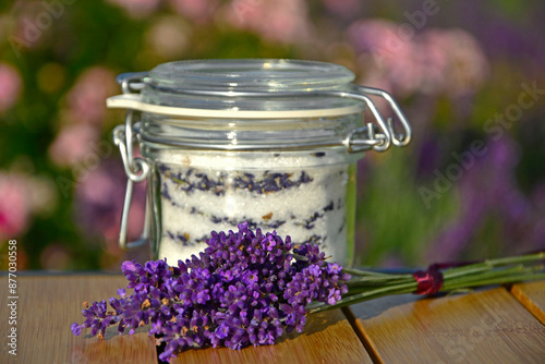 cukier lawendowy w słoiku i lawenda na stole, cukier aromatyzowany lawendą, sukier z lawendą w słoiku typu weck, sugar with lavender in a jar on the table, lavender sugar, Lavandula 