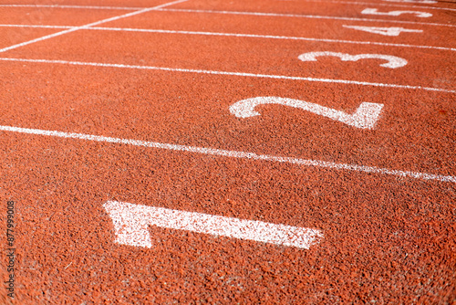 Nawierzchnia sportowa i numery startowe torów stadionu lekkoatletycznego, olimpiada.