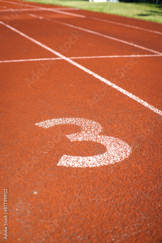 Trzeci tor biegowy stadionu lekkoatletycznego. 