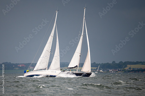 2 Segelyachten hoch am Wind bei einer Regatta