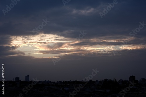 雲の隙間から差し込む夕日