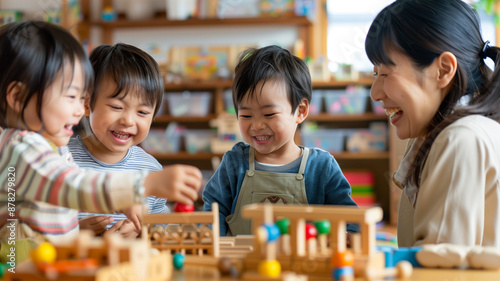 日本の幼稚園で木製おもちゃで遊ぶ子どもたちと先生