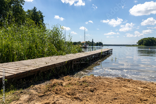 Pomost na plaży w słoneczny dzień Jezioro Lubie Zachodniopomorskie