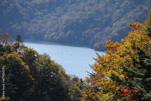 秋の日光の風景。湯川中流から見た中禅寺湖。