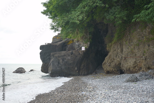 Lato 2024 w Gruzji. Widok na plażę w Batumi. Przybrzeżna pieczara. 