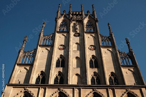 Giebel in Beige des Historischen Rathaus Münster vor blauem Himmel im Sonnenschein am Prinzipalmarkt in der City und Altstadt von Münster in Westfalen im Münsterland