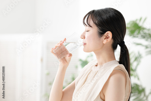 水を飲む女性