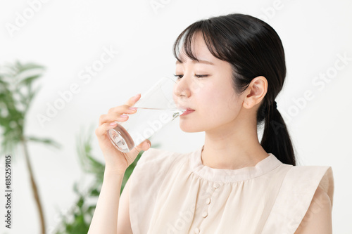 水を飲む女性