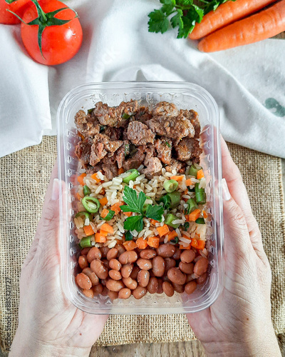 marmita saudável congelada pequena, fit, fitness, de arroz integral com cenoura ralada, vegetais, vagem, feijão carioca cozido e carne picadinha bovina cozida