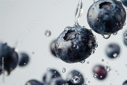 Deliziosi mirtilli blu fluttuano nell'acqua trasparente su sfondo bianco