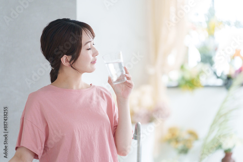 水を飲む若い女性