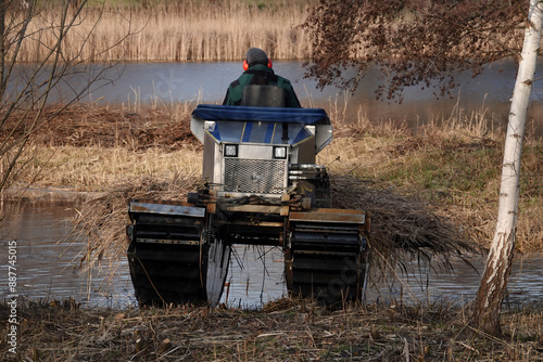 Amphibienfahrzeug am See mit Schilf