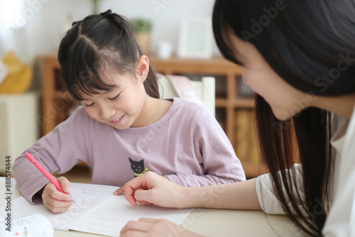 勉強を教わる女の子