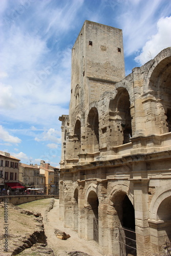 Arènes d'Arles (amphithéâtre romain) : arches et tour de défense du Moyen Âge