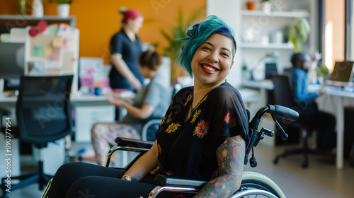 Imagem inclusiva de uma mulher feliz, mestiça e deficiente, sentada em uma cadeira de rodas. Estudante lésbica gay com cabelo azul e auxílio para mobilidade para deficientes trabalhando