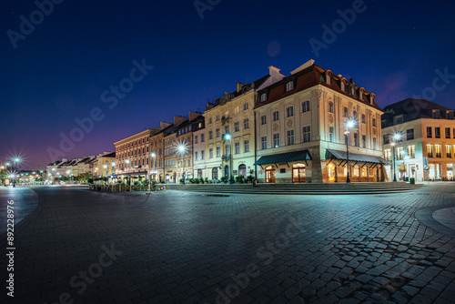 Nocny widok na plac Zamkowy w Warszawie