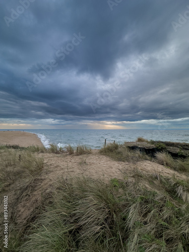 dzikie zejście nad plażę nad morzem bałtyckim, burzowy koniec dnia