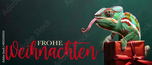 Frohe Weihnachten Urlaub Winter Hintergrund Grußkarte mit deutschem Text - Chamäleon mit rausgestreckter Zunge und roter Geschenkbox, Geschenk, grüner Hintergrund