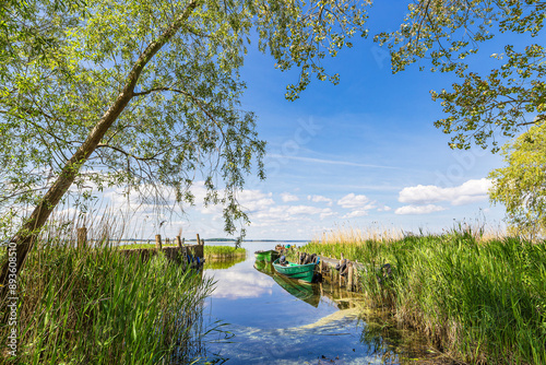 Steg mit Fischerboot am Achterwasser bei Warthe auf der Insel Usedom