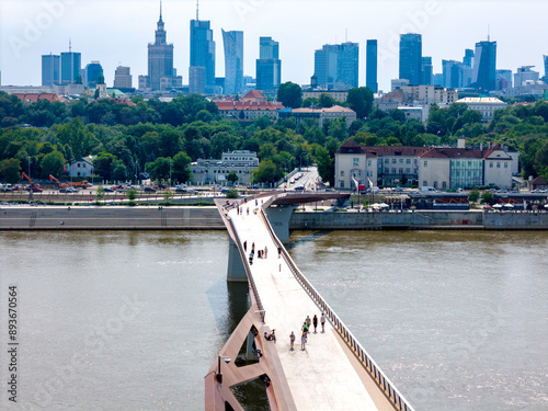 Warszawa, panorama miasta. Kładka pieszo - rowerowa.