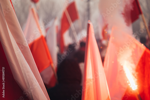 Patriotyczna Manifestacja z Polskimi Flagami