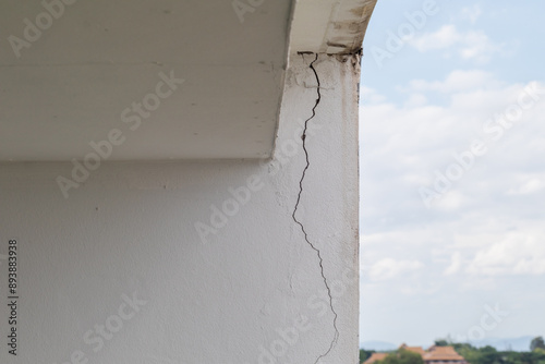 High-rise building structure wall cracks due to non-standard construction and earthquakes, causing structural problems and cracks in the walls, and waiting for an engineer's inspection to fix it.