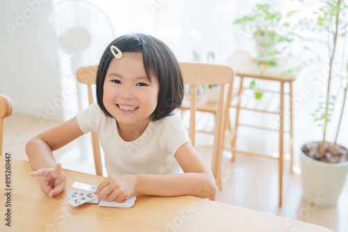 夏休みの宿題の算数の勉強をする小学生