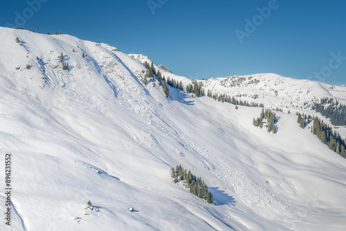 Lockerschnee Lawinenabgänge im Winter in den Alpen.