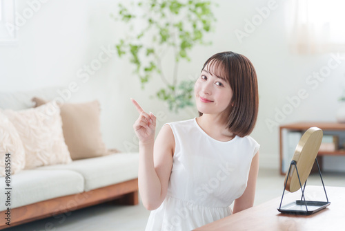 指差しする若い女性（美容・スキンケア）