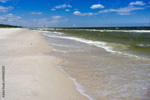 Pusta plaża w okolicy gazoportu w Świnoujściu