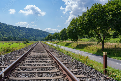 Landschaft mit Bahnschiene an einem Sommertag