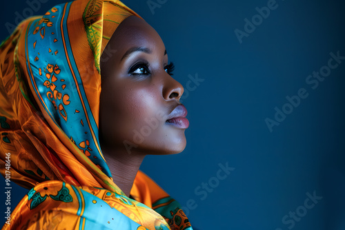 Jeune femme noir portant un foulard coloré sur la tête