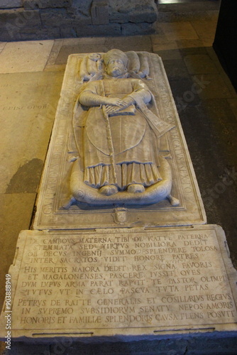 Cathédrale de Maguelone (intérieur) : dalle funéraire de Guitard de Ratte