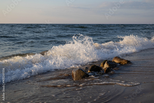 morze, ocean, plaża, fale, woda, wzburzone morze, niebo, słońce, lato, chmury, krajobraz, spienione fale,