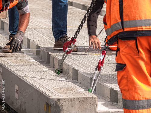 Der Straßen- und Schienenbau umfasst den Bau und die Instandhaltung von Verkehrswegen. Von der Planung über Erdarbeiten, Materialeinsatz bis zur Installation von Schienen oder Asphaltbelägen, um Mobil