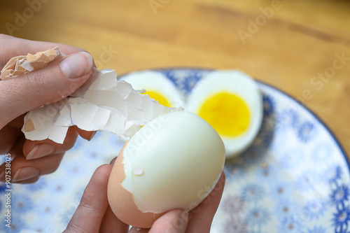 Pora śniadaniowa jajka ugotowane na twardo na talerzu smaczne pożywne śniadanie, cholesterol 