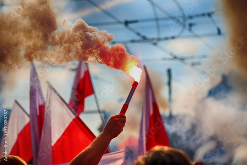 Czerwona flara pali się w ręce człowieka. Flara morska.