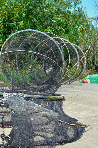 sieć rybacka na brzegu, suszące sie na brzegu sieci rybackie, fishing net on the shore, fishing net drying, Fishing net in the harbor, Fishing nets dry on shore,