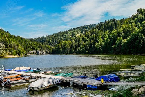 Les Brenets, le lac des Brenets, Doubs, Fluss, Hafen, Flussfahrt, Boote, Ausflug, le Saut-du-Doubs, Jura, Juramassiv, Felswände, Fischer, Sommer, Schweiz