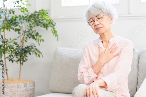 食道炎を発症しているシニア女性