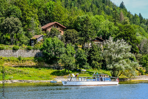 Les Brenets, le lac des Brenets, Doubs, Fluss, Hafen, Flussfahrt, Boote, Ausflug, le Saut-du-Doubs, Jura, Juramassiv, Felswände, Fischer, Sommer, Schweiz