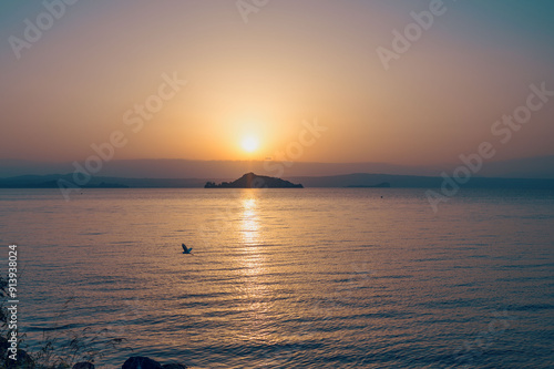 lago di bolsena al tramonto