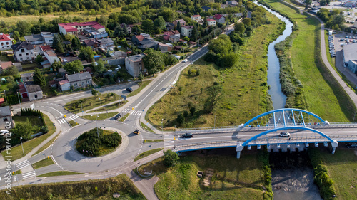 Most nad rzeką, rondo. Ruch drogowy w mieście z lotu ptaka.